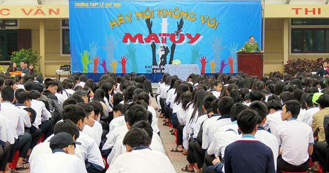 Cán bộ chiến sỹ Phòng PC47 tuyên truyền về tác hại của “cỏ Mỹ” tại Trường THPT Lê Quý Đôn