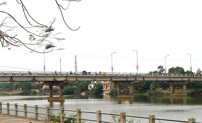 Cầu Kiến Giang – “khán đài” lớn giữa dòng sông