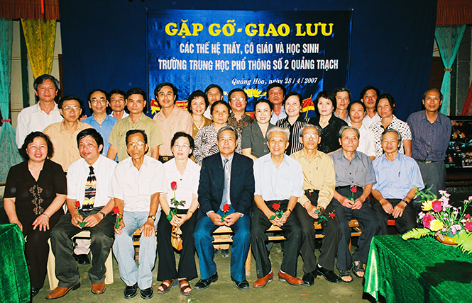 Thầy Hiệu trưởng Phạm Quốc Thành (thứ 2 bên trái), thầy Nguyễn Quang Đăng (mặc áo vest ngồi giữa) cùng thầy cô và học trò các khóa đầu (ảnh chụp ngày 29-4-2007).