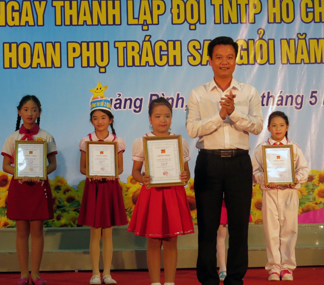 Đồng chí Trần Quốc Tuấn, TUV, Bí thư Tỉnh Đoàn trao giải nhất cho phụ trách sao đến từ Hội đồng Đội thành phố Đồng Hới.