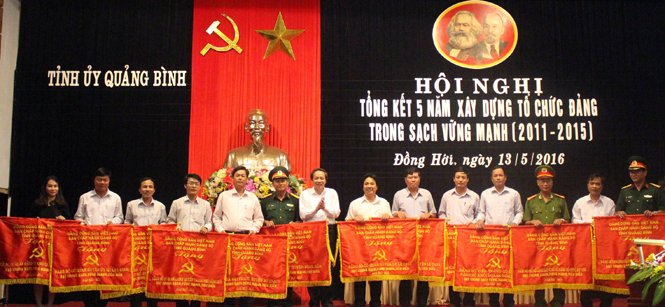 Đồng chí Hoàng Đăng Quang, Ủy viên Trung ương Đảng, Bí thư Tỉnh ủy, Chủ tịch HĐND tỉnh, Trưởng đoàn đại biểu Quốc hội tỉnh tặng Cờ thi đua cho các tập thể.