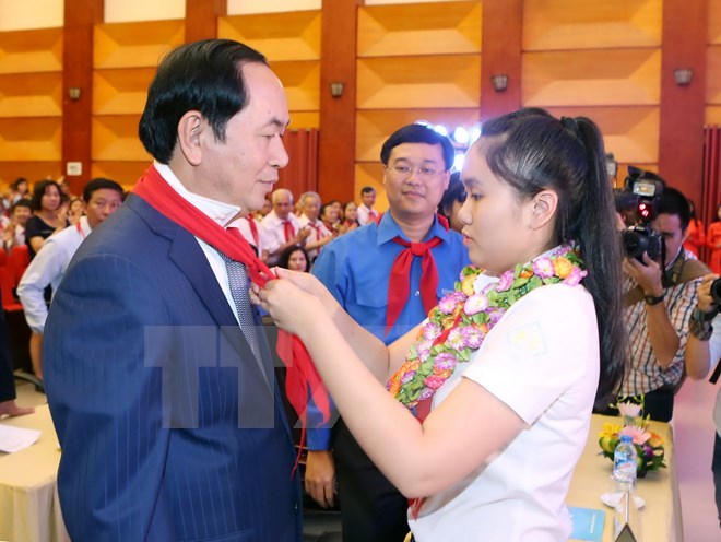 Thiếu niên Thủ đô Hà Nội đeo khăn quàng đỏ cho Chủ tịch nước Trần Đại Quang. (Ảnh: Nhan Sáng/TTXVN)