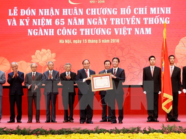 Thủ tướng Nguyễn Xuân Phúc trao tặng Huân chương Hồ Chí Minh cho ngành Công Thương Việt Nam. (Ảnh: Thống Nhất/TTXVN)