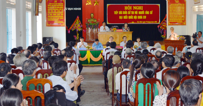 Các ứng cử viên đại biểu Quốc hội tiếp xúc với cử tri huyện Quảng Ninh.