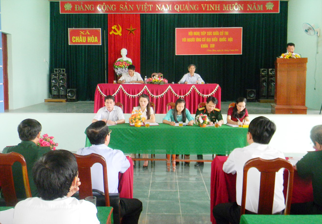 Các ứng cử viên đại biểu Quốc hội thuộc Đơn vị bầu cử số 1 tiếp xúc cử tri huyện Tuyên Hoá.