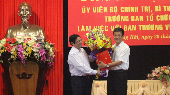 Đồng chí Phạm Minh Chính, Ủy viên Bộ Chính trị, Bí thư Trung ương Đảng, Trưởng Ban Tổ chức Trung ương công bố quyết định nghỉ hưu và tặng hoa đồng chí Lương Ngọc Bính