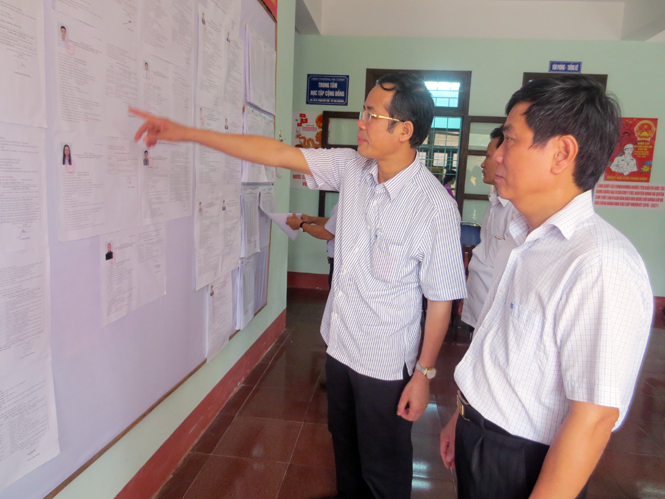 Đồng chí Phó Bí thư Thường trực Tỉnh ủy kiểm tra công tác niêm yết danh sách bầu cử tại phường Hải Thành.