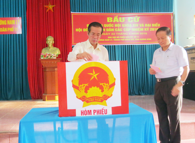 Đồng chí Trần Công Thuật, Phó Bí thư Thường trực Tỉnh ủy thực hiện quyền công dân tại khu vực bỏ phiếu bầu cử số 11, thuộc TDP 11, phường Nam Lý, TP.Đồng Hới.