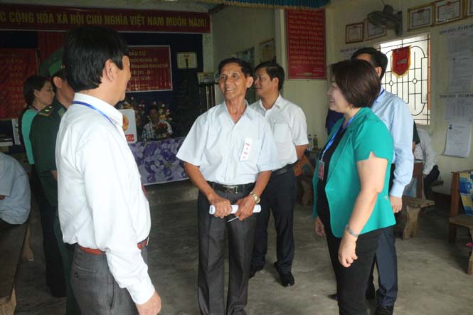 Đồng chí Nguyễn Thị Thanh Hương, phó chủ tịch HĐND tỉnh, phó chủ tịch UBBC tỉnh kiểm tra công tác bầu cử tại Bố Trạch.