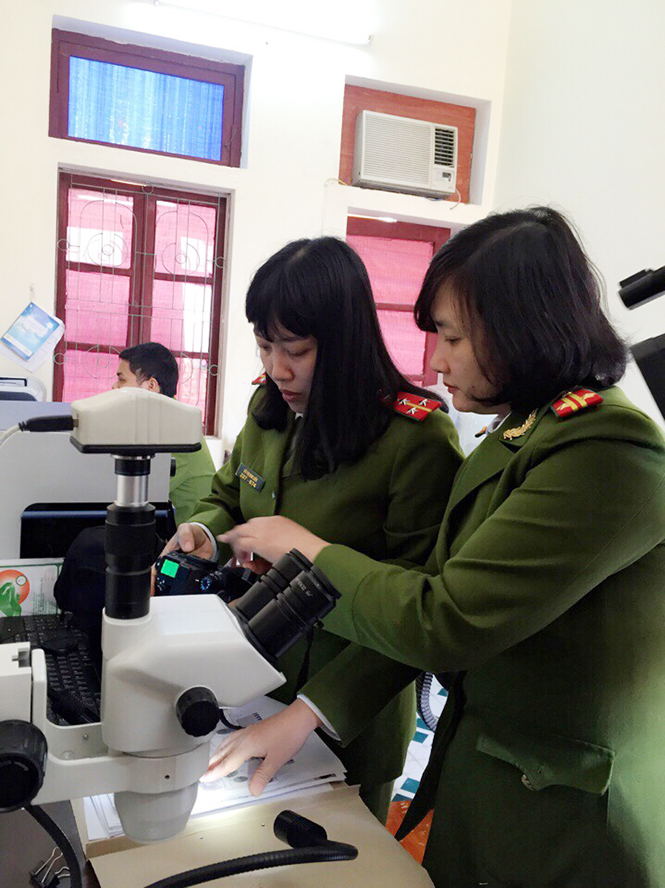Cán bộ, chiến sĩ phòng KTHS đang giám định tang vật vụ án.