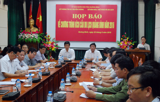 Toàn cảnh cuộc họp báo.