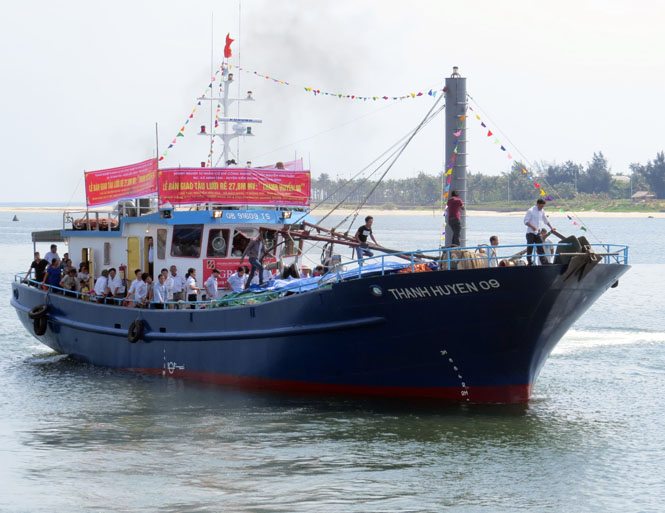 Tàu vỏ thép thứ 2 “Thanh Huyền 09” được bàn giao cho ngư dân Nguyễn Hữu Sáu.