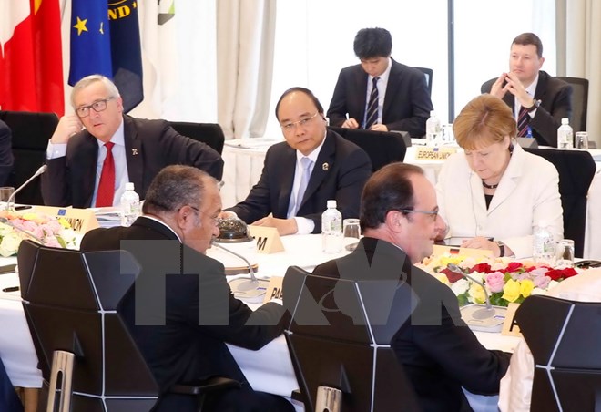 Thủ tướng Nguyễn Xuân Phúc tham dự hội nghị G7 mở rộng. (Ảnh: Thống Nhất/TTXVN)