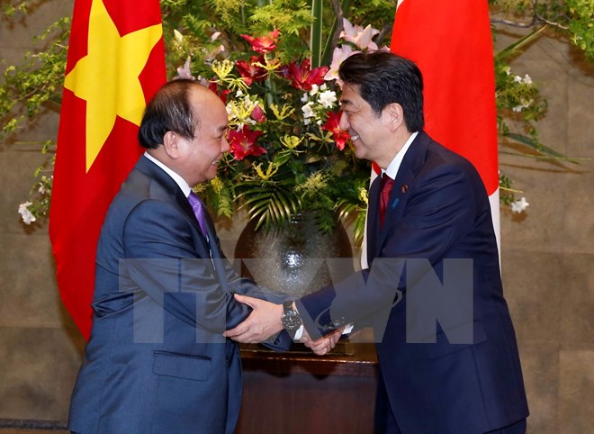 Thủ tướng Nhật Bản Shinzo Abe đón Thủ tướng Nguyễn Xuân Phúc. (Ảnh: Thống Nhất/TTXVN)