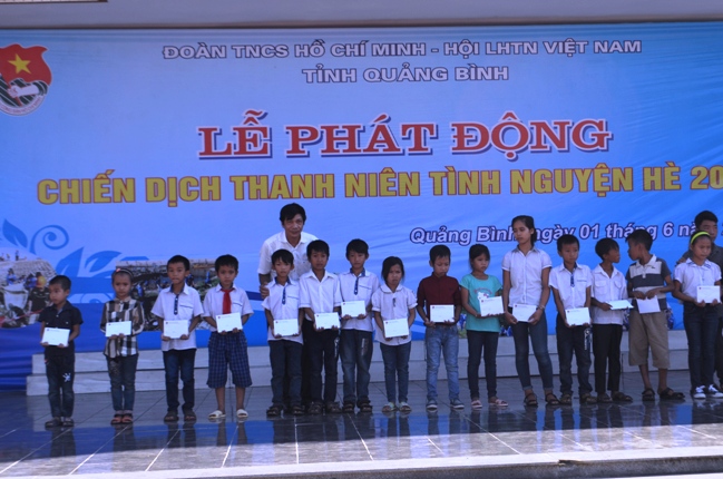 Đ/c Nguyễn Công Huấn, Ủy viên Thưởng vụ, Trưởng Ban Dân vận Tỉnh ủy trao 20 suất quà cho học sinh con em ngư dân có hoàn cảnh khó khăn