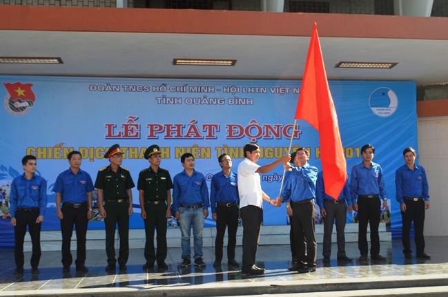 Đ/c Nguyễn Công Huấn, Ủy viên Ban Thường vụ, Trưởng Ban Dân vận Tỉnh ủy trao cờ phát động thi đua thực hiện Chiến dịch TNTN hè 2016 