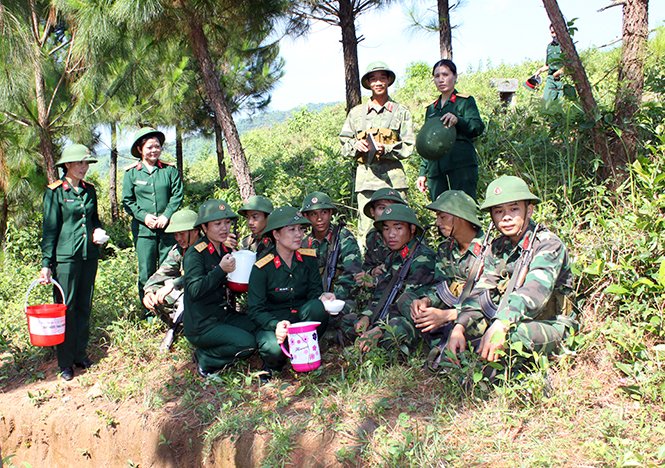 Hoạt động “Bát nước thao trường” do Hội Phụ nữ Bộ chỉ huy Quân sự tỉnh tổ chức.