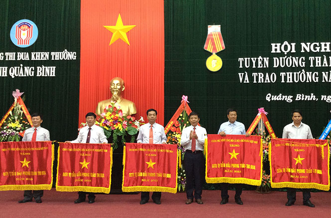 Tôn vinh, trao thưởng các điển hình tiên tiến trong thực hiện các phong trào thi đua yêu nước, một trong những hoạt động được chú trọng hàng năm của Hội đồng Thi đua-Khen thưởng tỉnh.