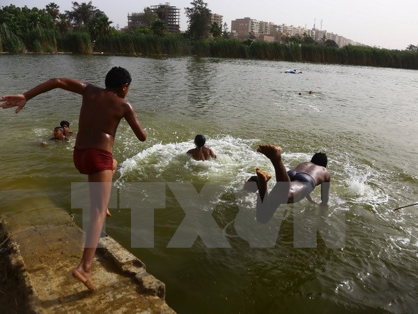 Trẻ em tắm mát trên sông Nile ở thủ đô Cairo, Ai Cập để tránh nắng nóng ngày 15-5 vừa qua. (Ảnh: THX/TTXVN)