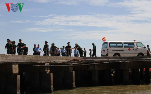  Phi công Nguyễn Hữu Cường được lực lượng cứu hộ đưa về đất liền an toàn.