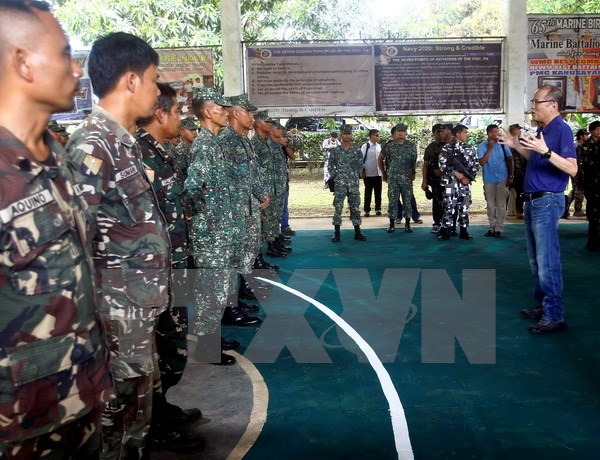 Tổng thống Benigno Aquino III (phải) trò chuyện với các binh sỹ trong chuyến thăm Sulu. (Nguồn: EPA/TTXVN)