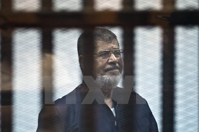 Cựu Tổng thống Mohamed Morsi tại phiên tòa xét xử ở Cairo. (Nguồn: AFP/TTXVN)
