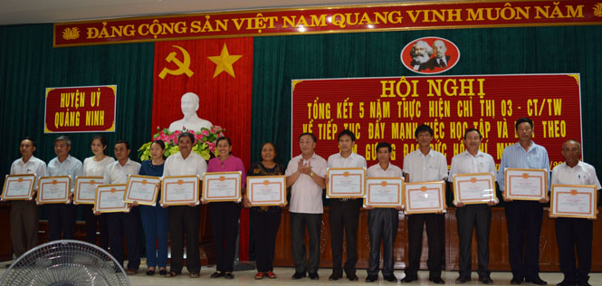 Ban Thường vụ Huyện ủy Quảng Ninh tặng giấy khen cho các tập thể có thành tích xuất sắc trong học tập và làm theo tấm gương đạo đức của Bác.