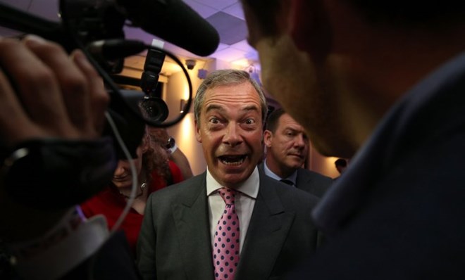 Ông Farage vui vẻ khi tuyên bố chiến thắng trong cuộc bỏ phiếu về Brexit (Nguồn: Mirror)