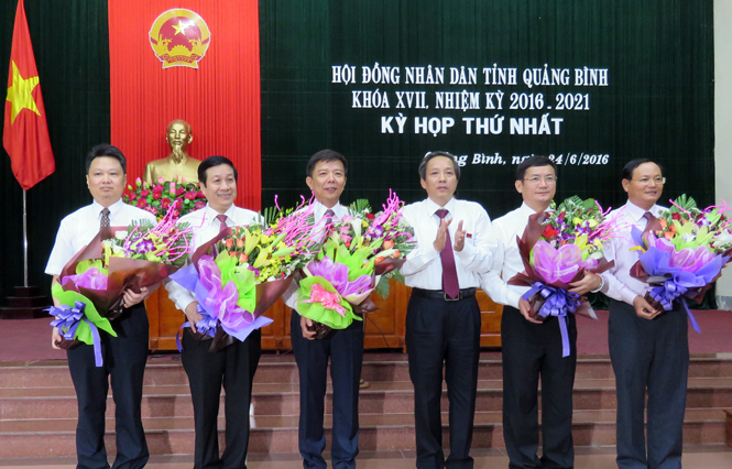 Đồng chí Hoàng Đăng Quang, Ủy viên Trung ương Đảng, Bí thư Tỉnh ủy, Chủ tịch HĐND tỉnh tặng hoa chúc mừng các đồng chí trúng cử chức danh Chủ tịch, Phó Chủ tịch UBND tỉnh.