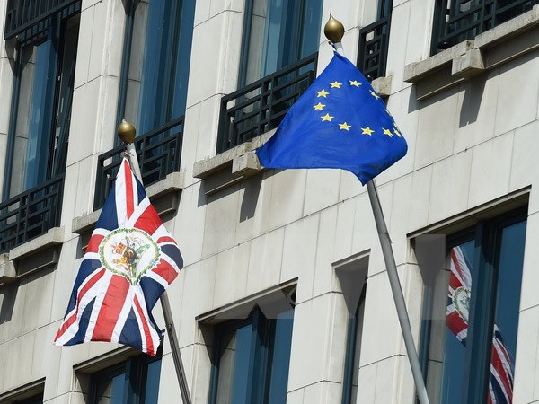 Cờ Anh (trái) và cờ EU (phải). (Nguồn: AFP/TTXVN)