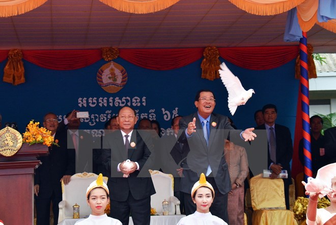 Ông Samdech Heng Samrin, Chủ tịch danh dự CPP, Chủ tịch Quốc hội Campuchia ( trái) và ông Samdech Hun Sen, Chủ tịch đảng CPP, Thủ tướng Chính phủ Hoàng gia Campuchia ( phải) thực hiện nghi lễ thả chim hòa bình. (Ảnh : Xuân Khu/TTXVN)