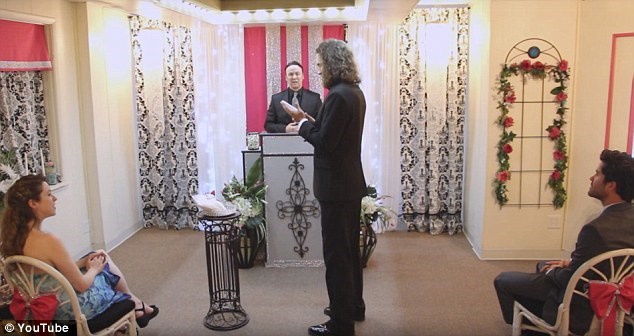  Chú rể Aaron đọc lời tuyên thệ trong lễ kế hôn. (Nguồn: YouTube)