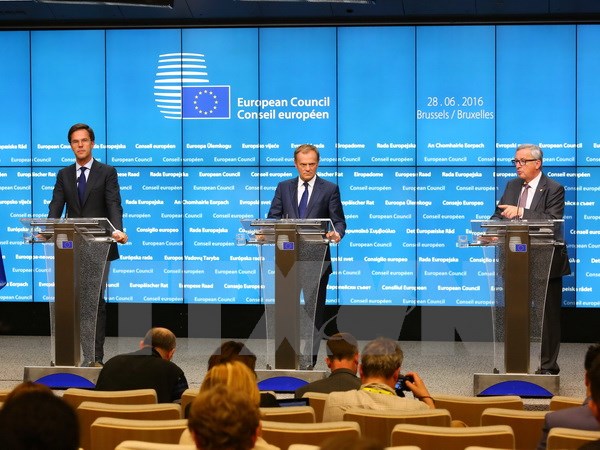 Chủ tịch Hội đồng châu Âu Donald Tusk (giữa), Chủ tịch Ủy ban châu Âu Jean-Claude Juncker (phải) và Thủ tướng Hà Lan Mark Rutte tại cuộc họp báo sau hội nghị Thượng đỉnh EU. (Nguồn: THX/TTXVN)