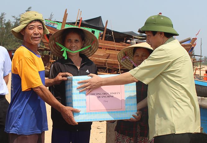 Đồng chí Hoàng Đăng Quang, Ủy viên Ban Chấp hành Trung ương Đảng, Bí thư Tỉnh ủy, Chủ tịch HĐND tỉnh thăm, động viên bà con ngư dân huyện Bố Trạch.