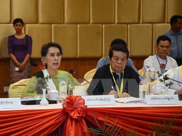 Chủ tịch Hội đồng Nhà nước Myanmar Daw Aung San Suu Kyi (trái) và ông Tin Myo Win (phải, hàng trước) trong một cuộc họp. (Nguồn: The MNA/TTXVN)