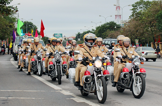 Lực lượng Cảnh sát giao thông ra quân năm An toàn giao thông 2016.