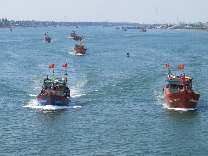 Ngư dân Quảng Bình ra khơi bám biển.