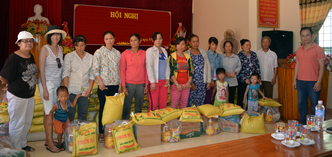 Gia đình Anh Huy, chị Thảo trao quà cho bà con ngư dân xã Hải Ninh (huyện Quảng Ninh)