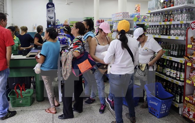 Người dân Venezuela sang Cucuta, Colombia để mua các nhu yếu phẩm. (Nguồn: EPA/TTXVN)