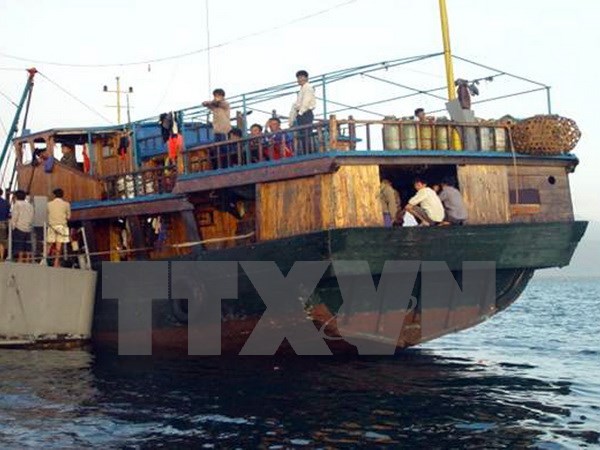 Các ngư dân nước ngoài bị hải quân Philippines ngăn chặn ngoài bãi cạn Scarborough. (Nguồn: AFP/TTXVN)