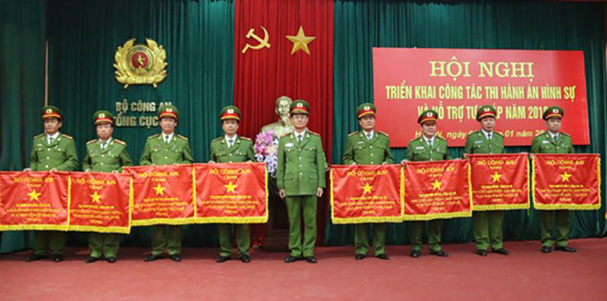  Giám thị Trại giam Đồng Sơn (đứng thứ 4 từ bên phải qua) nhận Cờ thi đua xuất sắc của Bộ Công an năm 2015.