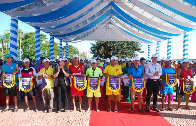 Đồng chí Nguyễn Thị Thanh Hương, UVTV, Phó Chủ tịch Thường trực HĐND tỉnh tặng cờ lưu niệm cho các đoàn tham gia giải.