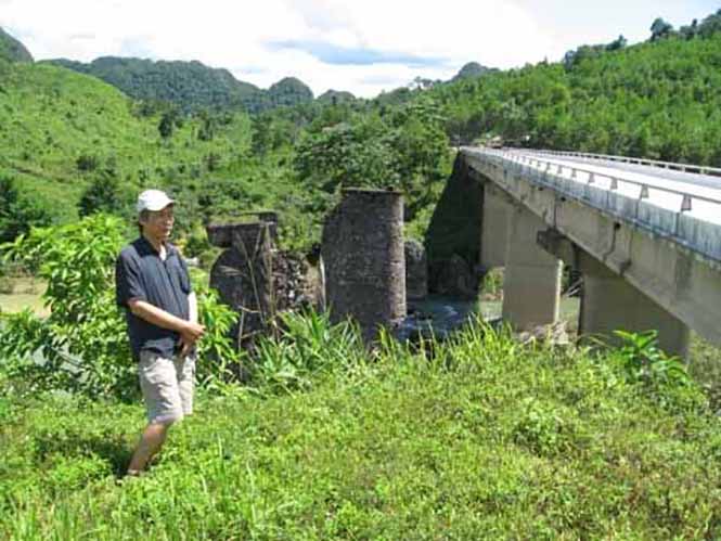 Tác giả thăm lại cầu Ca Tang (năm 2009).