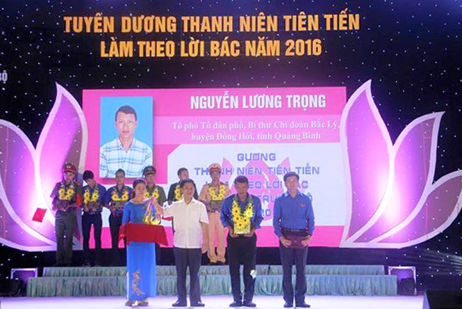 Nguyễn Lương Trọng (thứ 2 từ phải qua) trong lễ tuyên dương thanh niên tiên tiến làm theo lời Bác năm 2016.
