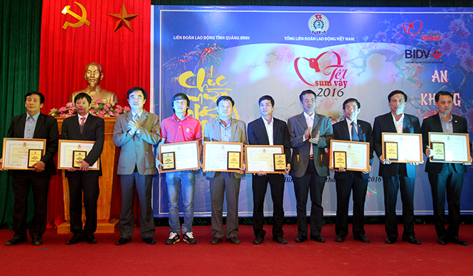 Đồng chí Trần Công Thuật, Phó Bí thư Thường trực Tỉnh ủy và lãnh đạo LĐLĐ tỉnh trao Kỷ niệm chương doanh nghiệp vì người lao động cho các doanh nghiệp tiêu biểu.