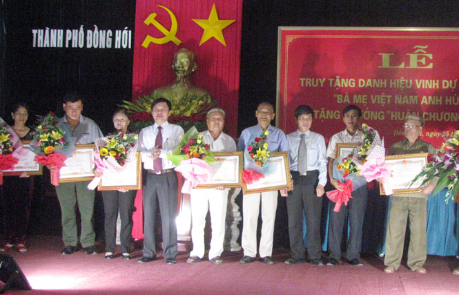 truy tặng là gì