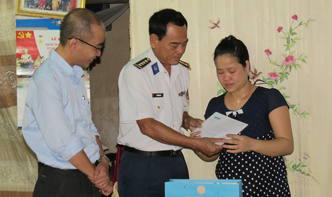 Đại tá Võ Văn Kính, Phó Chính ủy Bộ Tư lệnh Vùng Cảnh sát Biển 2 trao tiền hỗ trợ cho gia đình anh Tiến.