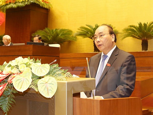 Thủ tướng Nguyễn Xuân Phúc trình bày Tờ trình về cơ cấu số lượng thành viên Chính phủ. (Ảnh: Trọng Đức/TTXVN)