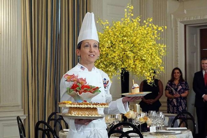 Bếp trưởng phụ trách bánh của Nhà Trắng Susie Morrison với món tráng miệng do cô thực hiện. (Nguồn: Đại sứ quán Singapore tại Mỹ).