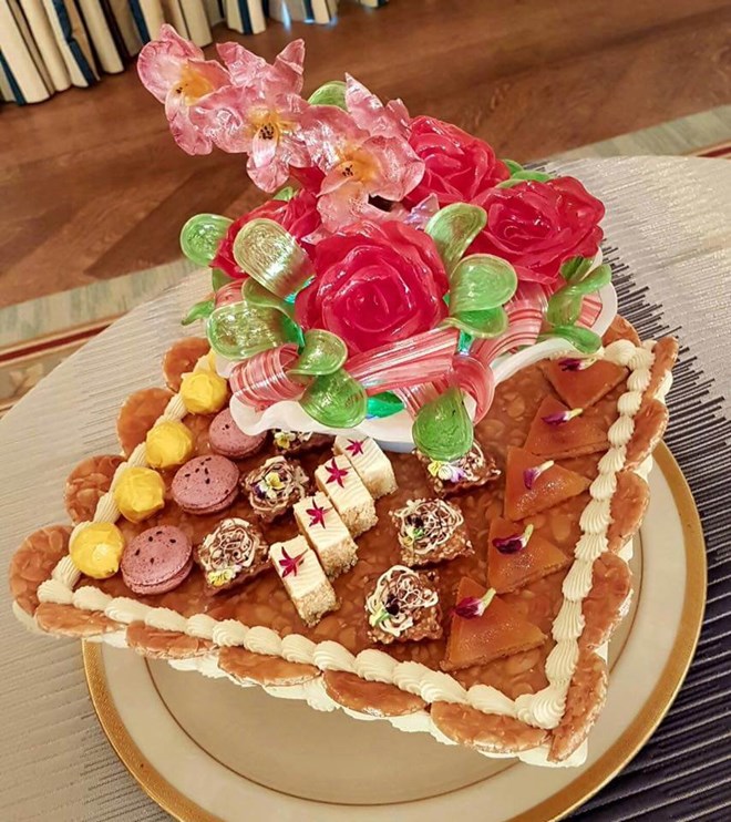 Bánh và khay đựng bánh có thể ăn được với hoa trang trí. (Nguồn: Đại sứ quán Singapore tại Mỹ).